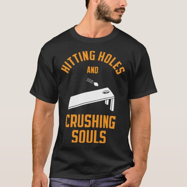 Camiseta Hitting Holes and Crushing Souls Cornhole Tailgate (Frente)