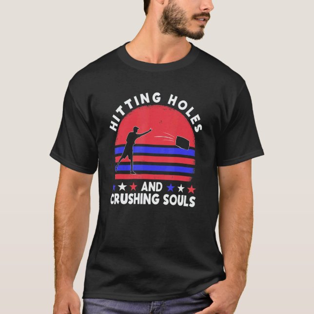 Camiseta Hitting Holes And Crushing Souls  Cornhole Team Be (Frente)