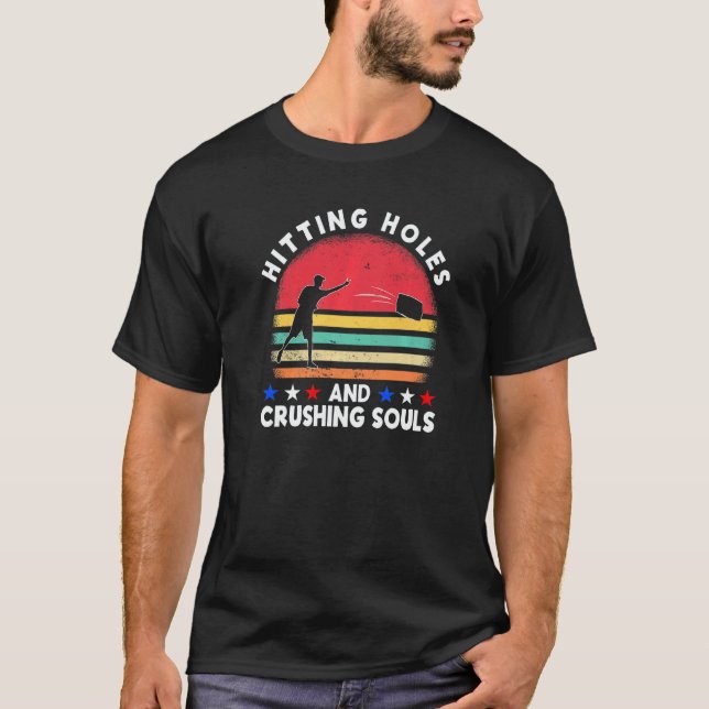 Camiseta Hitting Holes And Crushing Souls  Cornhole Team Be (Frente)