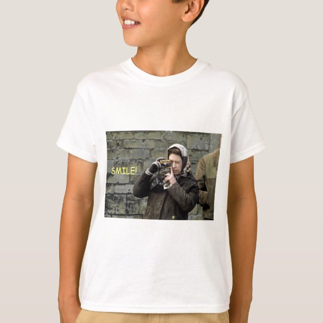 Camiseta HM Rainha Elizabeth Sorria! (Frente)