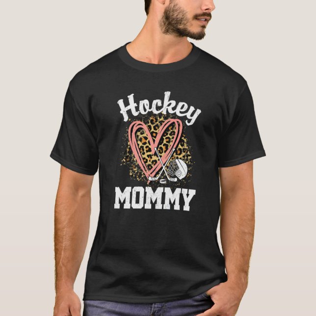 Camiseta Hockey Mommy Leopard Heart Ice Hockey (Frente)