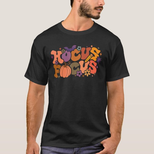 Camiseta Hocus Focus Trick ou Treat Halloween Teacher Costu (Frente)