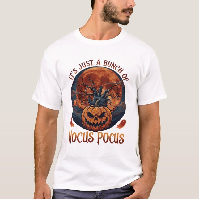 Camiseta Hocus Pocus Halloween Abóbora Zumbi Mão Lua Vermel (Frente)