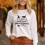 Camiseta Hocus Pocus Halloween Citação feminina<br><div class="desc">Celebrar o Halloween com esta bruxa "É só um monte de Hocus Pocus",  citando camiseta gráfica masculina. As letras decorativas da tipografia são acentuadas com pergaminhos assustadores,  estrelas cintilantes,  chapéu de bruxa,  gato preto e vassoura-de-bruxa. O esquema de cor preta pode ser modificado.</div>