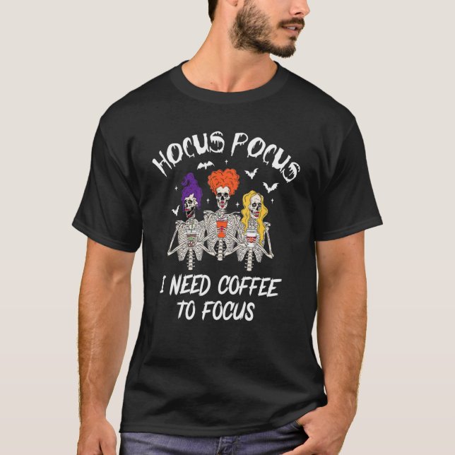 Camiseta Hocus Pocus I Preciso de café para focar o esquele (Frente)