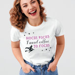 Camiseta Hocus Pocus Modern Purple e Black Halloween<br><div class="desc">"Hocus Pocus I need cafeet to focus",  uma rima engraçada camiseta tematizada de café para ela,  para o Halloween,  apresenta um moderno design de decoração roxa e tipografia negra com bruxas voadoras e sotaques estelares. O estilo de camisa de manga curta feminino pode ser modificado.</div>