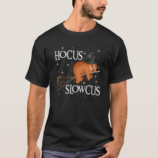 Camiseta Hocus Slowcus Witch Sloth Dormindo no fôlego (Frente)