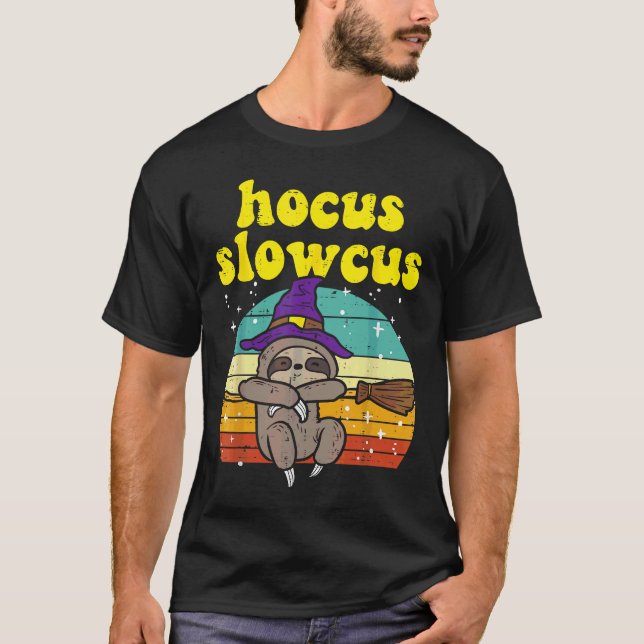 Camiseta Hocus Slowcus Witch Sloth Retro Cute Animal Hallow (Frente)