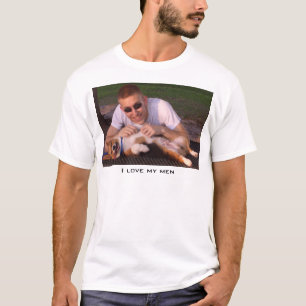 Camiseta Hoggle em um banco