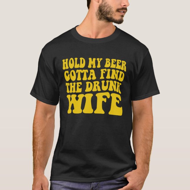 Camiseta Hold My Beer Gotta Find The Drunk Wife (Frente)