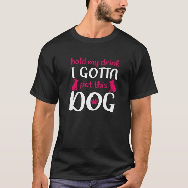 Camiseta Hold My Drink I Gotta Pet This Dog - Funny Dog (Frente)