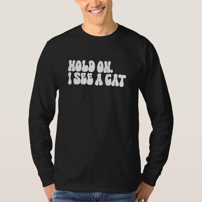 Camiseta Hold On I See a Cat  Cat  Groovy Sarcastic Mom (Frente)