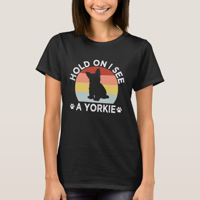 Camiseta Hold On I See a Yorkie Funny Yorkshire Terrier Hum (Frente)
