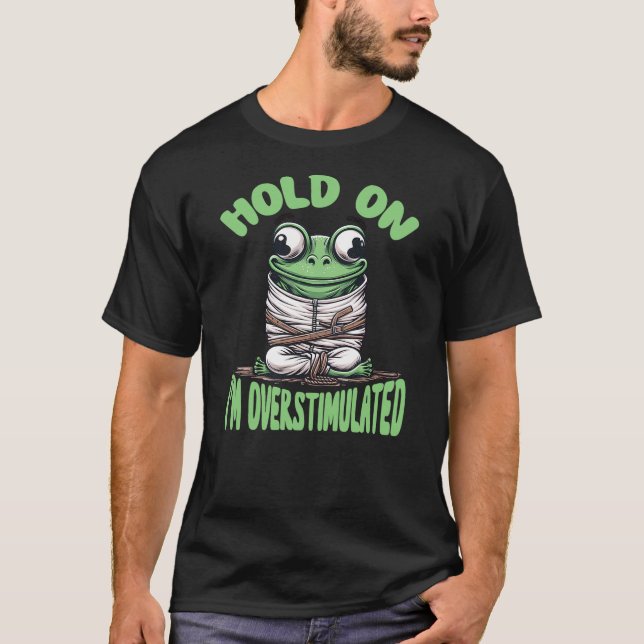 Camiseta Hold on I'm Overstimulated Frog ADHD and Anxiety F (Frente)