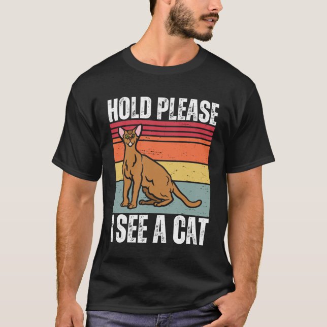 Camiseta Hold Please I See A Abyssinian Cat  Cat  Sayings (Frente)