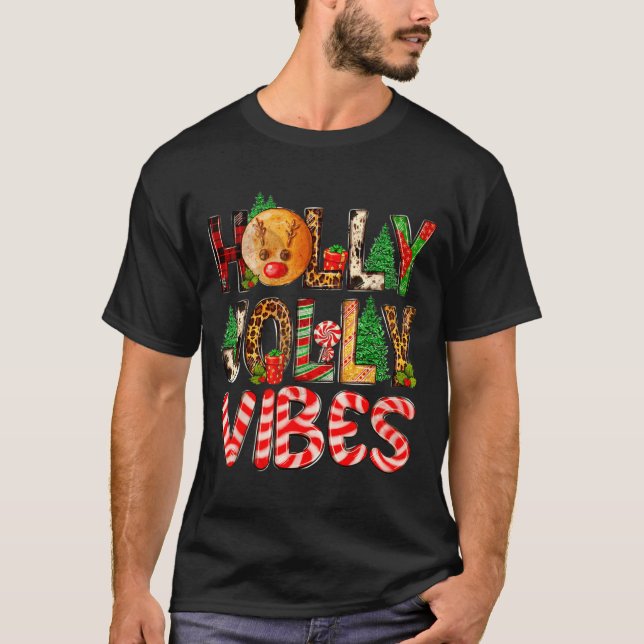 Camiseta Holly A Jolly Vibes Reindeer Christmas Trees Light (Frente)