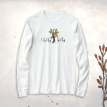 Camiseta Holly Jolly Cute Funny Penguin no Natal<br><div class="desc">Este design apresenta um pinguim segurando um galho de Holly entre as palavras: Holly Jolly. A ilustração humorística original em animais faz uma camiseta engraçada e única da época de Natal para mulheres.</div>