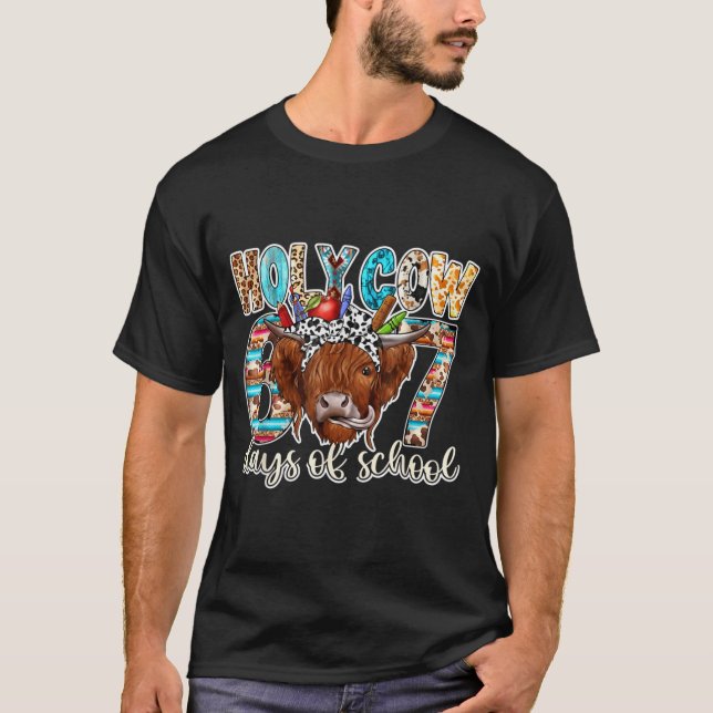 Camiseta Holy Cow 67 Days Of School Teacher Six Seven Meme  (Frente)
