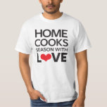 Camiseta Home Cooks Season With Love<br><div class="desc">A Home Cooks Season with Love design é um presente de excelente qualquer um que ama comida fazer e é o melhor cozinheiro da casa! O Gosto de Casa é uma revista de cozinhar e um site com receitas práticas de cozinheiros domésticos — não cozinheiros gourmet com ingredientes comuns e...</div>