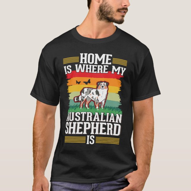 Camiseta Home is where my Australian Shepherd is Aussie (Frente)