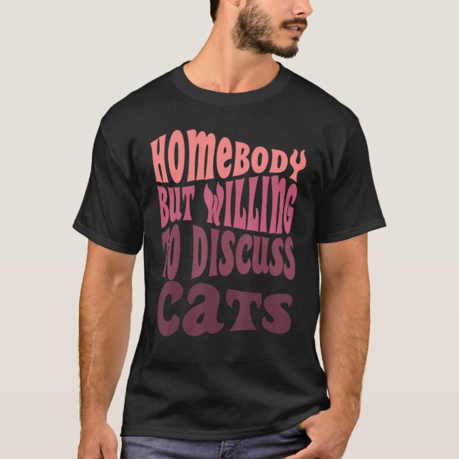 Camiseta Homebody But Willing To Discuss Cats Mom Introvert (Frente)