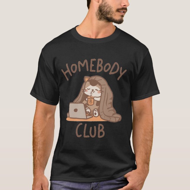 Camiseta Homebody Club Cat - Cozy Laptop & Coffee (Frente)