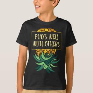 Camiseta Homem com abacaxi virado para baixo diverte outros