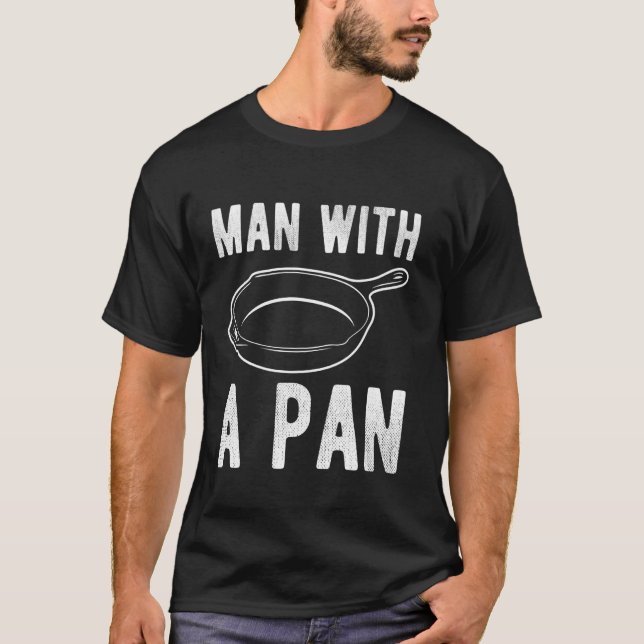 Camiseta Homem Com Uma Panela De Ferro Panorâmica (Frente)
