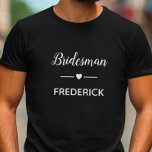 Camiseta Homem De Bridesman Moderno Com Nome No Casamento B<br><div class="desc">Seu noivo vai se divertir muito vestindo essa camiseta personalizada quando ele estiver ajudando com suas sessões de planejamento de casamento! Mostre-lhe o quanto ele significa para você com este presente especial!</div>