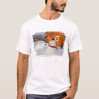 Camiseta Homem de neve em frente ao celeiro vermelho em Col