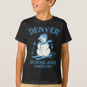 Camiseta Homem de neve sorridente e praticando esqui em Den