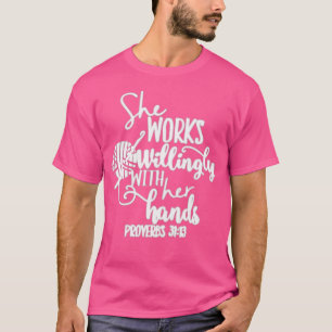 Camiseta Homem Ela Trabalha Disposta Com as Mãos Provérbios