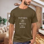 Camiseta Homem mito lenda nome castanho<br><div class="desc">Para uma t-shirt marrom. Personalize e adicione um nome. Texto: O Homem, O Mito, A Lenda. Texto branco.</div>