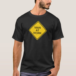 Camiseta homem no trabalho