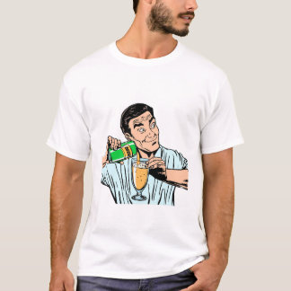 Camiseta homem segurando cerveja