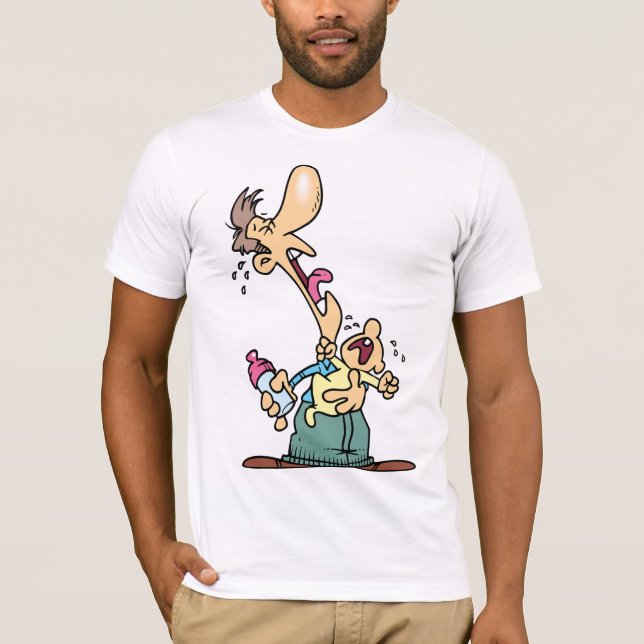 Camiseta Homem Segurando Um Bebê Chorando Coluna T-Shirt (Frente)