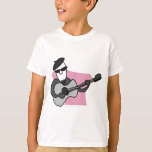 Camiseta Homem Usando Boina Tocando Violão