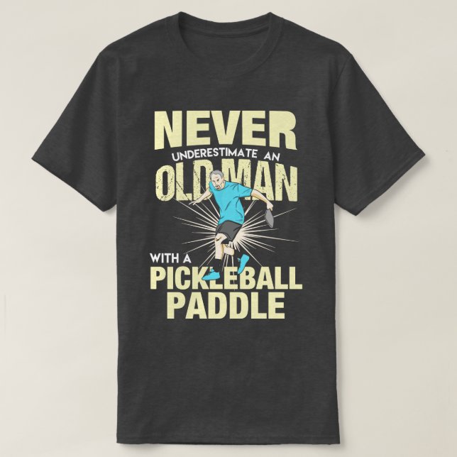 Camiseta Homem Velho Da Pickleball Com Uma Pá De Pickleball (Frente do Design)