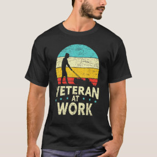 Camiseta Homem Veterano No Trabalho Cortando Gramado