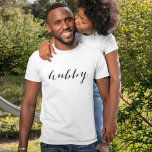 Camiseta Homens Brancos Modernos de Script Preto do Hubby<br><div class="desc">Camisa simples e bonita de "hubby" num guião preto. Compre nossa camisa "Wifey" correspondente.</div>