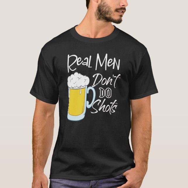 Camiseta Homens de verdade não fazem tiros no álcool divers (Frente)