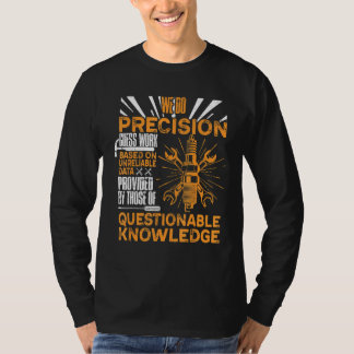 Camiseta Homens Fazemos Trabalho de Suposição Precisa Basea