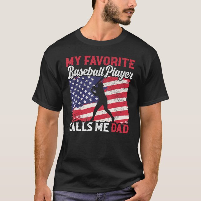 Camiseta Homens Meu Jogador De Baseball Favorito Me Chama P (Frente)