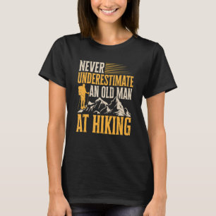 Camiseta Homens Nunca Subestime Um Homem Velho Em Mo De H