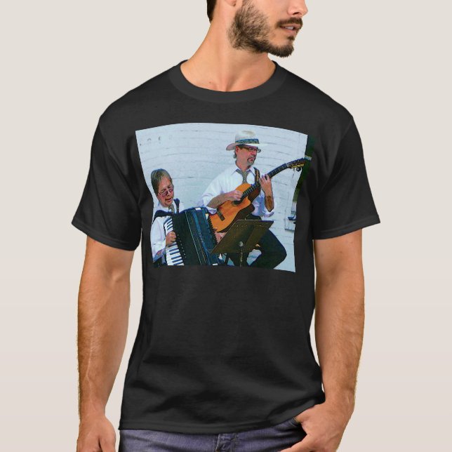 Camiseta Homens Tocando Acordeão e Violão (Frente)