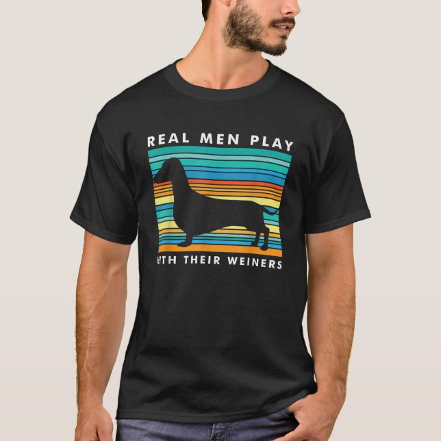 Camiseta Homens Verdadeiros Brincam Com Os Weiners Eu Engra (Frente)