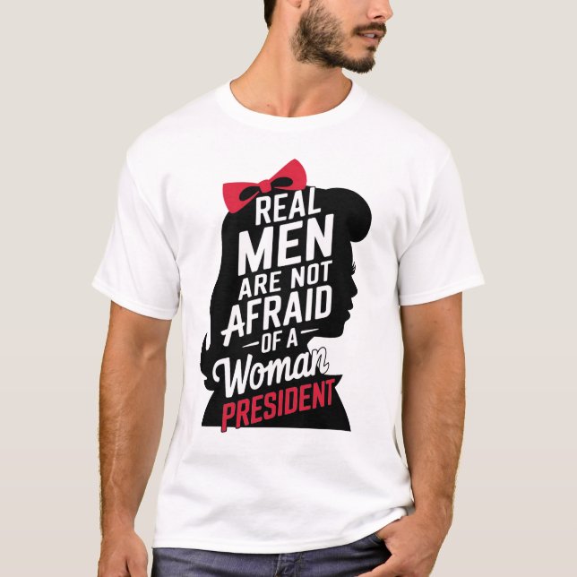 Camiseta Homens Verdadeiros Não Têm Medo De Uma Mulher Pres (Frente)
