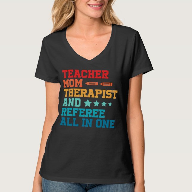 Camiseta Homeschool Mom Teacher Therapist and Referee All i (Frente)