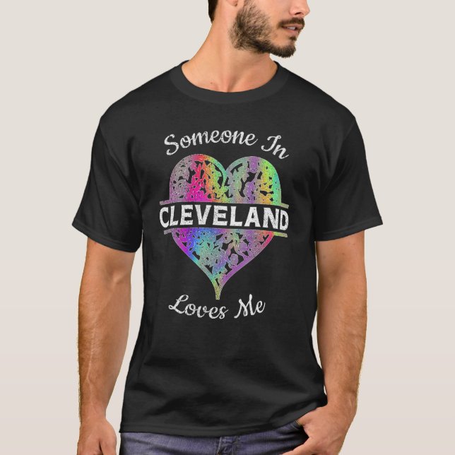 Camiseta Hometown Rainbow Pride Heart Alguém em Cleveland (Frente)
