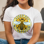 Camiseta Honeybee Queen Bee Honey | Personalizado<br><div class="desc">Esta super-doce camiseta de mel tem um desenho original de uma abelha amarela e preta. Tem asas brancas-azuis que se espalham como se estivesse pronto para voar. Atrás dele, ele repousa sobre um círculo de pente de mel com uma borda listrada e flúor de lista. É perfeito para qualquer abelha...</div>